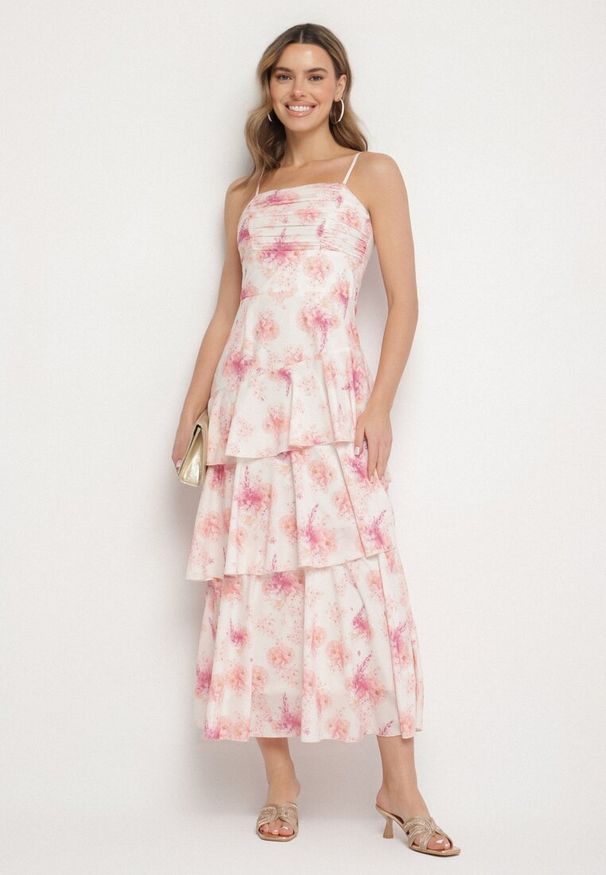 Born2be - Różowa Sukienka na Ramiączkach w Kwiaty Zdobiona Marszczeniem i Falbanami Revalea. Okazja: na co dzień, na imprezę. Typ kołnierza: dekolt kwadratowy. Kolor: różowy. Długość rękawa: na ramiączkach. Wzór: aplikacja, kwiaty. Styl: casual, elegancki