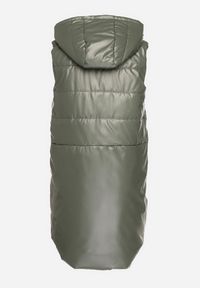 Born2be - Zielona Kamizelka Długa z Kapturem Ozdobiona Naszywką Zapinana na Napy Nevettea. Okazja: na co dzień. Typ kołnierza: kaptur. Kolor: zielony. Długość: długie. Wzór: aplikacja. Styl: casual, elegancki #7