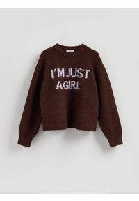 Reserved - Sweter z napisem - brązowy. Kolor: brązowy. Materiał: dzianina, wełna. Wzór: napisy #1