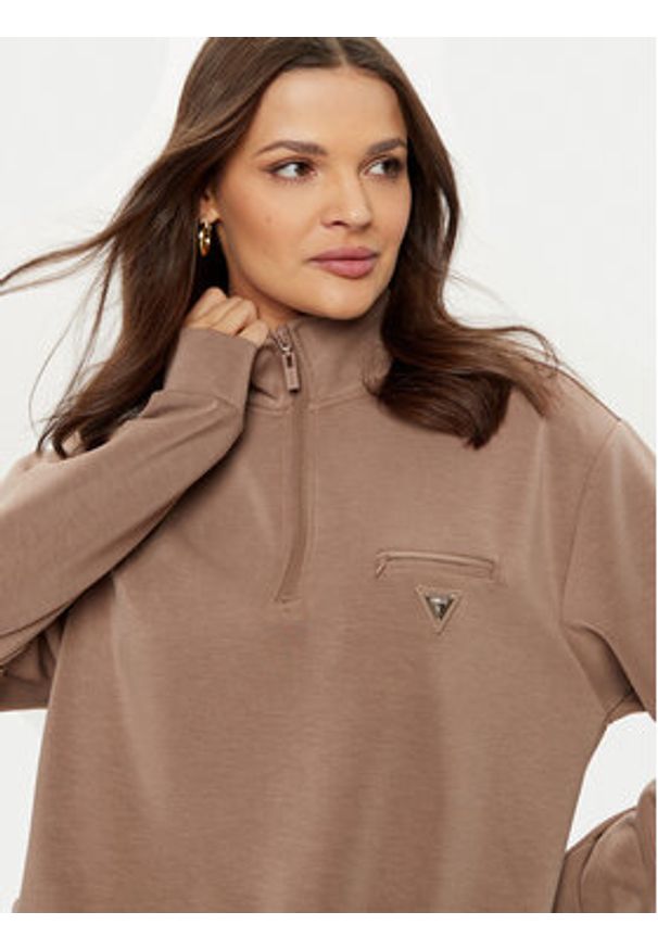 Guess Bluza V5RQ10 KCAY2 Brązowy Regular Fit. Kolor: brązowy. Materiał: syntetyk