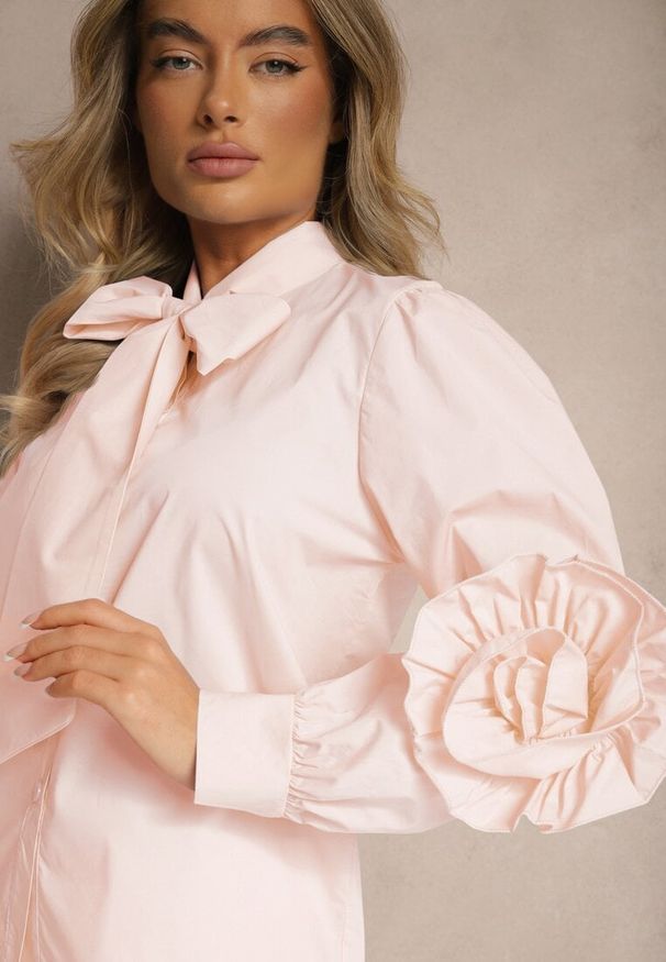 Renee - Różowa Koszula z Elegancką Kokardą i Falbanami Zaliressa. Okazja: na spotkanie biznesowe. Typ kołnierza: kokarda. Kolor: różowy. Długość rękawa: długi rękaw. Długość: długie. Wzór: aplikacja. Styl: elegancki
