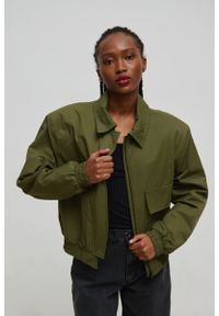 Marsala - Krótka kurtka bomberka w kolorze KHAKI - WONDER-XL. Kolor: zielony. Materiał: bawełna, tkanina, poliester, materiał, nylon, jeans. Długość: krótkie. Wzór: gładki. Styl: klasyczny