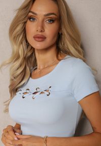 Renee - Jasnoniebieska Bluzka z Bawełny Ozdobiona Wycięciami i Splotem przy Dekolcie Galanettia. Okazja: na co dzień. Kolor: niebieski. Materiał: bawełna. Wzór: aplikacja, ze splotem. Styl: elegancki, casual #3