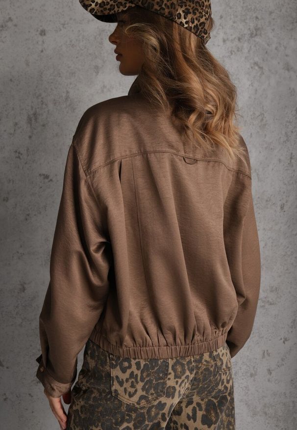 Renee - Brązowa Kurtka Bomberka Oversize z Paskami przy Rękawach Lann. Okazja: na co dzień. Typ kołnierza: dekolt gorset. Kolor: brązowy. Materiał: poliester, jeans. Sezon: wiosna. Styl: casual