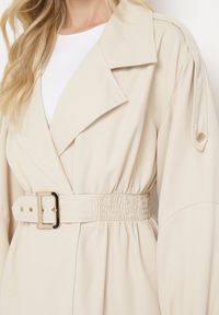 Born2be - Beżowy Krótki Płaszcz z Bufiastymi Rękawami i Elastycznym Paskiem z Klamrą Lirenda. Okazja: na co dzień. Kolor: beżowy. Długość: krótkie. Styl: casual, elegancki, klasyczny #6