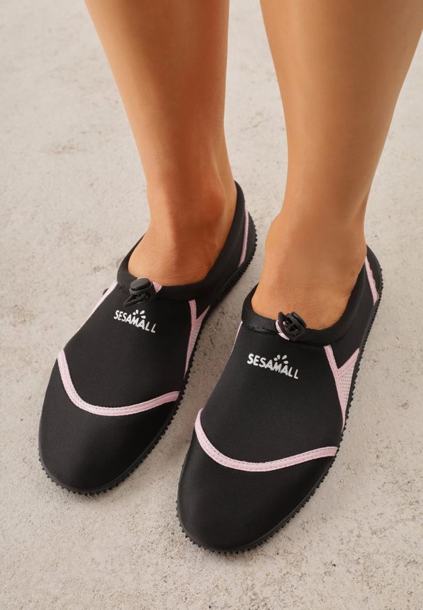 Renee - Czarno-Różowe Wsuwane Buty Sportowe do Wody z Elastyczną Cholewką Vetilore. Okazja: na plażę. Zapięcie: bez zapięcia. Kolor: czarny. Szerokość cholewki: normalna. Sezon: lato. Sport: pływanie