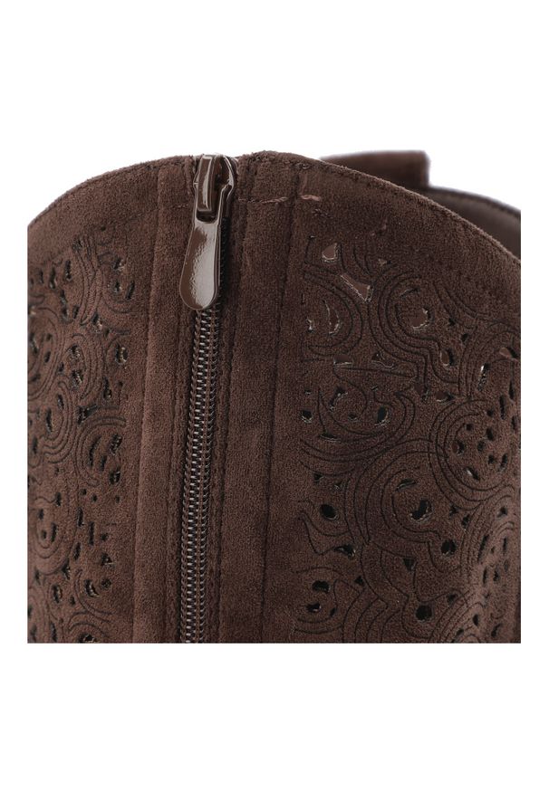 Kozaki damskie S.Barski, wysoka cholewka materiałowe wnętrze zapinane na suwak oraz miękka wkładka, brązowe, HY61-8023. Kolor: brązowy. Szerokość cholewki: normalna. Wzór: ażurowy. Wysokość cholewki: przed kolano. Materiał: materiał. Sezon: zima, jesień. Obcas: na obcasie. Styl: elegancki, klasyczny. Wysokość obcasa: niski