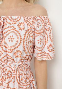 Born2be - Biało-Pomarańczowa Rozkloszowana Sukienka z Bawełną i Abstrakcyjnym Wzorem Ldivoria. Okazja: na imprezę, na spacer. Kolor: biały. Materiał: bawełna. Styl: elegancki #3