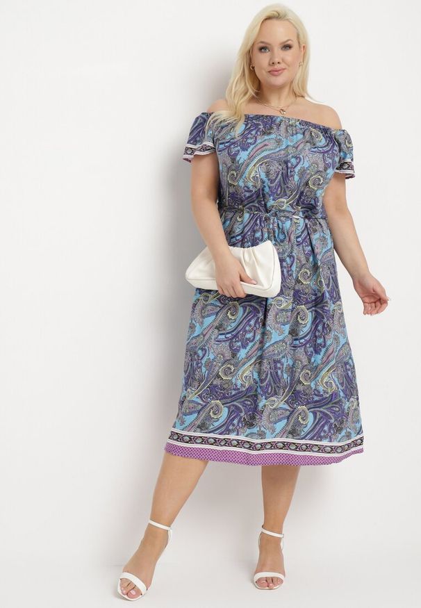 Born2be - Niebieska Bawełniana Sukienka Hiszpanka ze Sznurkiem w Talii i Wzorem Paisley Anneipa. Typ kołnierza: dekolt hiszpanka. Kolor: niebieski. Materiał: bawełna. Wzór: paisley. Sezon: lato
