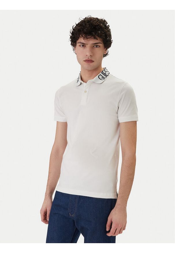 Guess Polo M6GP66 K3070 Biały Slim Fit. Typ kołnierza: polo. Kolor: biały. Materiał: bawełna