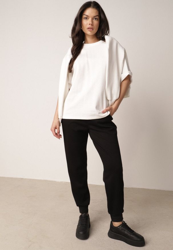 Born2be - Czarne Spodnie Dresowe Joggery z Wysokim Stanem i Ściągaczami przy Kostkach Janlea. Okazja: do domu, na co dzień, na spacer. Stan: podwyższony. Kolor: czarny. Materiał: dresówka. Długość: krótkie. Styl: sportowy, klasyczny, casual