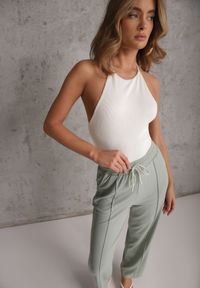 Renee - Zielone Prążkowane Spodnie High Waist z Szerokimi Nogawkami Ginorria. Stan: podwyższony. Kolor: zielony. Materiał: prążkowany. Długość: krótkie. Sezon: lato #1