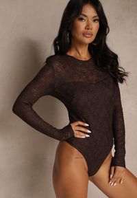 Renee - Brązowe Body Typu Longsleeve z Koronki Eseiana. Kolor: brązowy. Materiał: koronka. Długość rękawa: długi rękaw. Długość: długie. Wzór: koronka. Styl: klasyczny #3