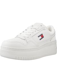 TOMMY HILFIGER - Kapcie TOMMY JEANS TJW RETRO BASKET FLATFOR Biały. Kolor: biały. Materiał: jeans. Styl: retro