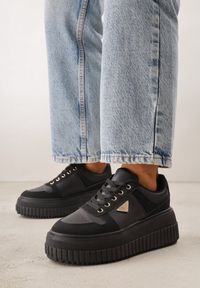 Renee - Czarne Chunky Sneakersy z Trójkątną Aplikacją VICES na Platformie Cezaline. Kolor: czarny. Materiał: jeans. Wzór: aplikacja. Obcas: na platformie #3