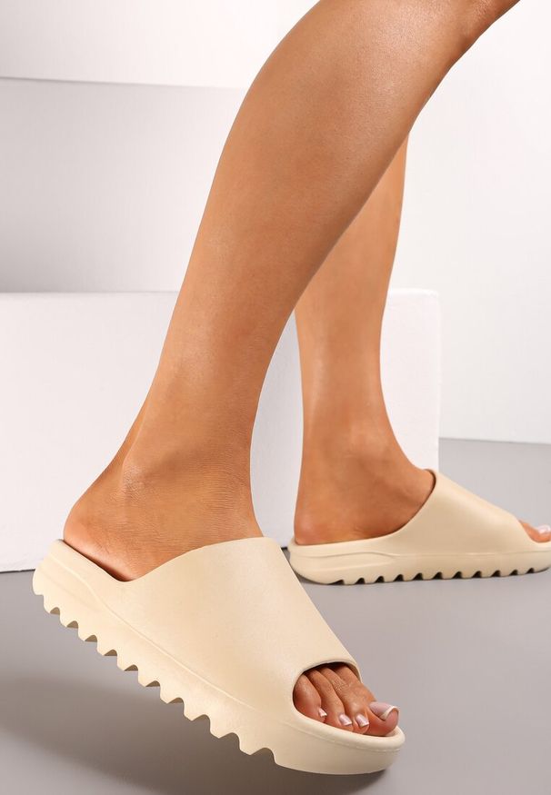 Born2be - Beżowe Piankowe Klapki na Podeszwie z Wycięciami Ferietta. Kolor: beżowy. Obcas: na platformie. Styl: sportowy, wakacyjny