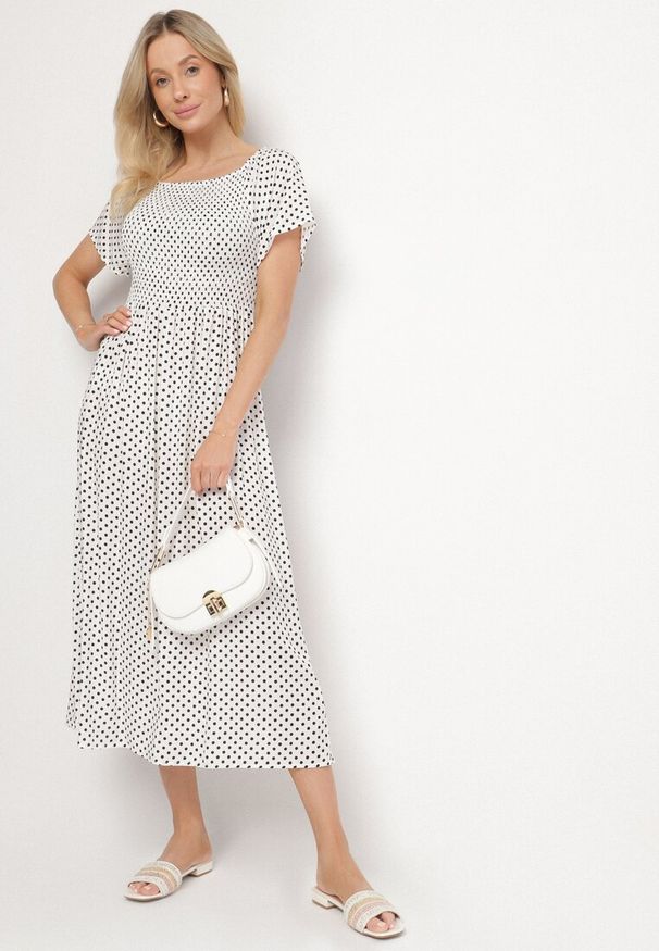 Born2be - Biała Sukienka z Bawełny o Rozkloszowanym Kroju w Kropeczki Lisadrisa. Okazja: na co dzień, na imprezę. Kolor: biały. Materiał: bawełna. Długość rękawa: krótki rękaw. Styl: klasyczny, casual, elegancki