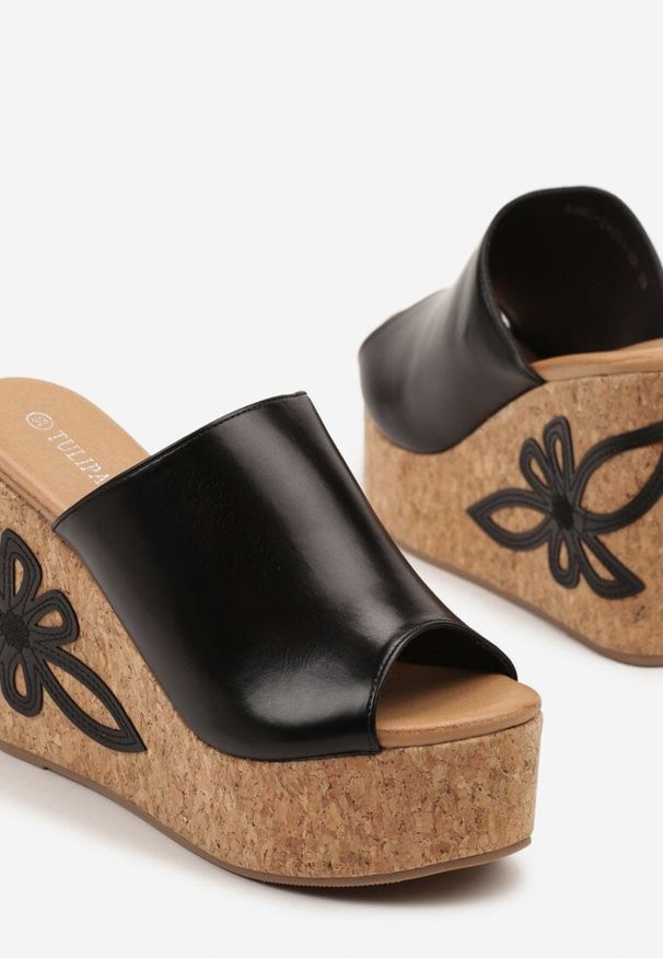 Renee - Czarne Klapki na Koturnie z Ozdobnym Kwiatem Rinovera. Okazja: na co dzień. Kolor: czarny. Materiał: jeans. Wzór: kwiaty. Sezon: lato. Obcas: na koturnie. Styl: elegancki, casual