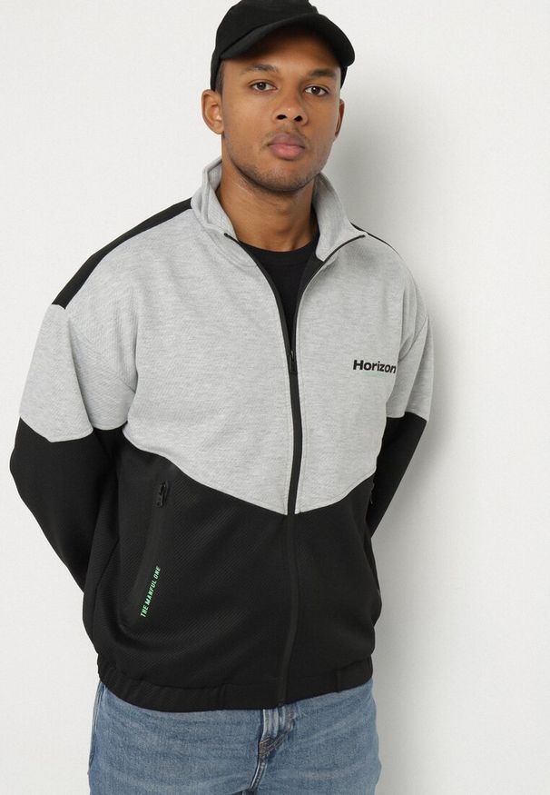 Born2be - Szaro-Czarna Kurtka Ozdobiona Napisem Fonilia. Okazja: na co dzień. Kolor: szary. Materiał: jeans. Wzór: aplikacja, napisy. Styl: casual