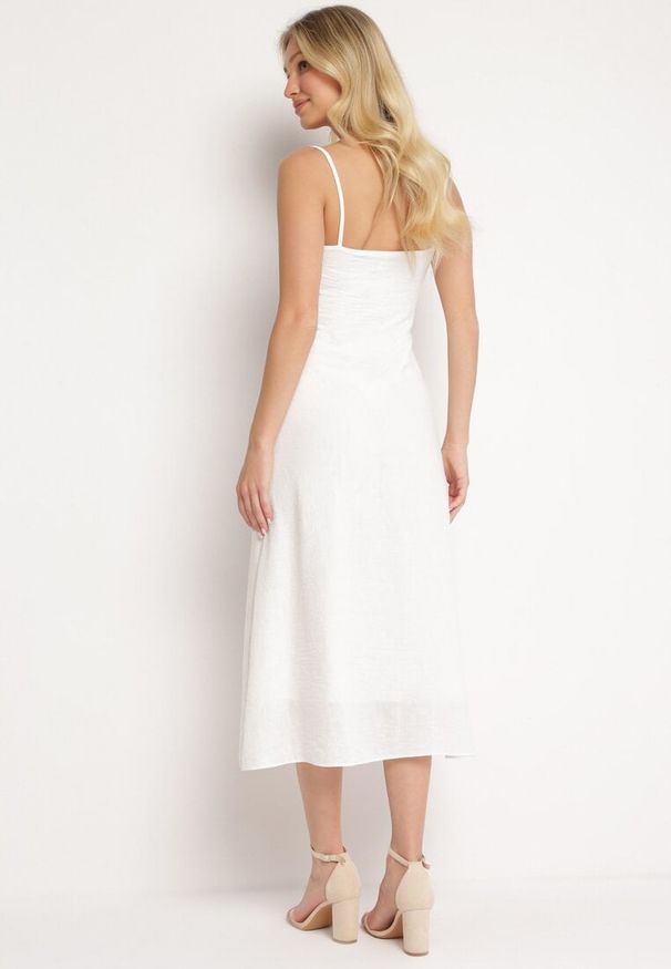 Born2be - Biała Sukienka o Rozkloszowanym Kroju na Ramiączkach Naouise. Okazja: na randkę, na wesele, na ślub cywilny. Typ kołnierza: dekolt w kształcie V. Kolor: biały. Materiał: tkanina, lakier. Długość rękawa: na ramiączkach. Sezon: lato. Typ sukienki: rozkloszowane, oversize