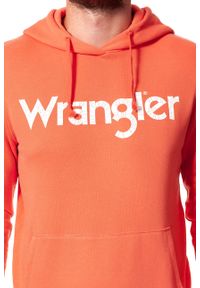 Wrangler - WRANGLER BLUZA LOGO HOODIE GLOW ORANGE W6527HY48. Typ kołnierza: kaptur. Kolor: pomarańczowy