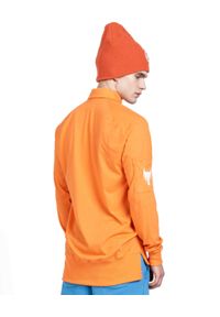 ROBERT KUPISZ - Pomarańczowy t-shirt Now Mod. Typ kołnierza: kołnierzyk koszulowy. Kolor: pomarańczowy. Materiał: bawełna. Długość rękawa: długi rękaw. Długość: długie. Wzór: nadruk #3