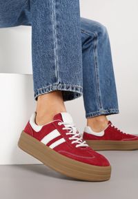 Renee - Czerwone Sneakersy Zamszowe na Platformie ze Skórzaną Wkładką Ozdobione Paskiem Adivrie. Okazja: na co dzień. Zapięcie: pasek. Kolor: czerwony. Materiał: zamsz, skóra. Wzór: aplikacja. Obcas: na platformie