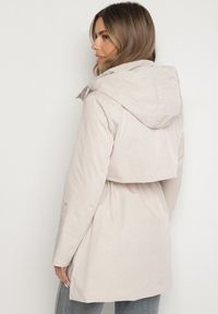 Born2be - Jasnobeżowa Kurtka w Stylu Parki z Odpinanym Kapturem i Ozdobną Podszewką Ismerife. Okazja: na co dzień, na spacer. Kolor: beżowy. Styl: casual #7