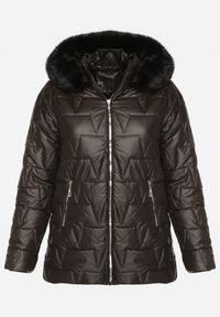 Born2be - Czarna Pikowana Kurtka z Kapturem z Futerkiem Azilma. Okazja: na spacer, na co dzień. Typ kołnierza: kaptur. Kolekcja: plus size. Kolor: czarny. Materiał: futro. Wzór: aplikacja. Styl: casual, klasyczny #7