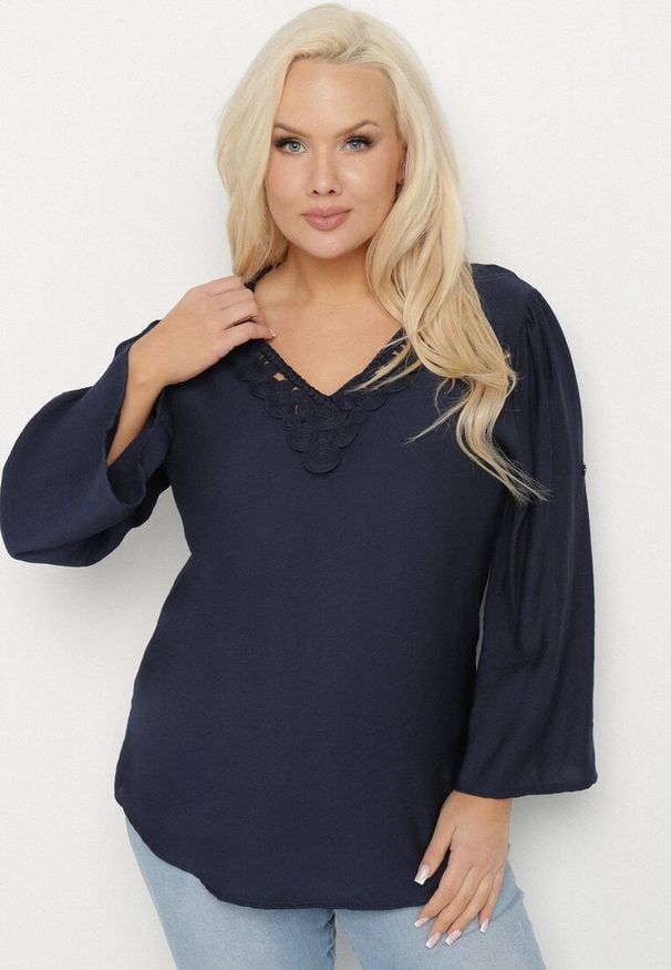Born2be - Granatowa Bluzka z Bawełną i Ozdobnym Haftem Edirilita. Okazja: na co dzień. Typ kołnierza: dekolt w serek. Kolor: niebieski. Materiał: bawełna. Wzór: haft. Styl: casual