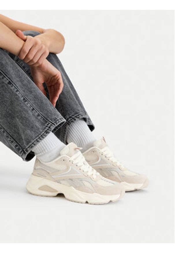 Reebok Sneakersy C-CHARGE AR30246WCCC Kremowy. Kolor: kremowy. Materiał: skóra, zamsz
