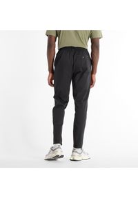 Spodnie męskie New Balance MP43554BK – czarne. Kolor: czarny. Materiał: bawełna, materiał, nylon. Wzór: aplikacja #5