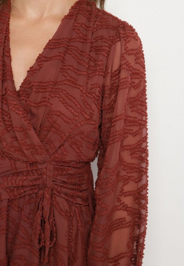 Born2be - Czerwona Siateczkowa Sukienka o Rozkloszowanym Kroju Zdobiona Tłoczeniem Zenesava. Okazja: na co dzień. Typ kołnierza: dekolt w serek. Kolor: czerwony. Materiał: poliester. Wzór: aplikacja. Sezon: lato. Typ sukienki: rozkloszowane. Styl: casual, elegancki, klasyczny