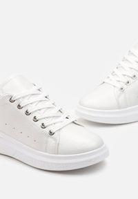 Born2be - Białe Sneakersy z Imitacji Skóry z Metaliczną Wstawką i Brokatem Fleuriue. Kolor: biały. Materiał: skóra. Wzór: aplikacja