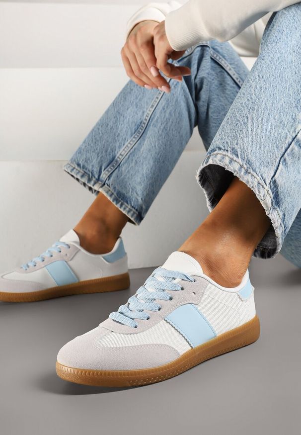 Renee - Biało-Niebieskie Sneakersy Tenisówki w Kultowym Stylu Neolithaen. Okazja: na co dzień. Zapięcie: sznurówki. Kolor: biały. Materiał: jeans