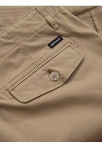 Ombre Clothing - Jednokolorowe męskie szorty z kieszeniami cargo – piaskowe V1. Okazja: na co dzień. Materiał: bawełna, elastan, poliester, materiał. Długość: krótkie. Wzór: gładki, aplikacja, haft, jednolity. Sezon: lato. Styl: wakacyjny, casual #7