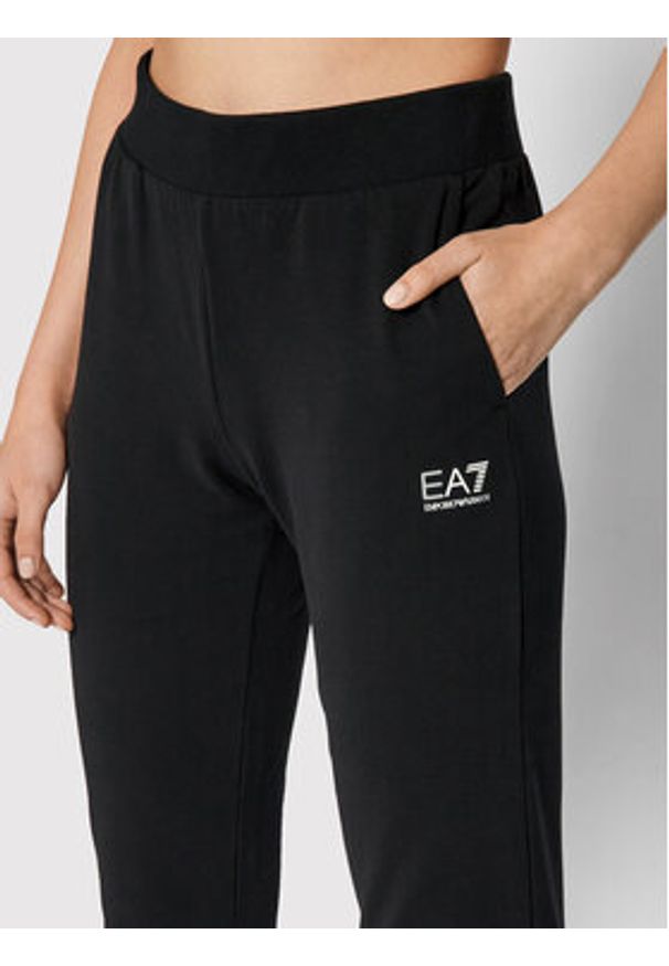 EA7 Emporio Armani Spodnie dresowe 8NTP85 TJCQZ 0203 Czarny Regular Fit. Kolor: czarny. Materiał: dresówka, bawełna