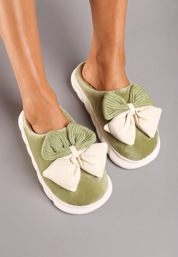Renee - Zielone Kapcie na Płaskiej Podeszwie z Futerkiem i Kokardą Dezilaine. Okazja: do domu. Kolor: zielony. Materiał: futro. Obcas: na płaskiej podeszwie