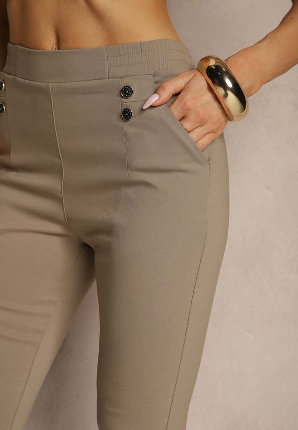 Renee - Ciemnobeżowe Spodnie z Wiskozą High Waist z Ozdobnymi Guzikami Redillia. Okazja: na co dzień, na spotkanie biznesowe. Stan: podwyższony. Kolor: beżowy. Materiał: wiskoza. Styl: biznesowy, klasyczny, elegancki, casual