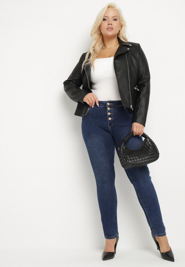 Born2be - Granatowe Jeansy z Bawełny o Dopasowanym Kroju z Ozdobnymi Guzikami Neladira. Okazja: na co dzień. Kolor: niebieski. Styl: klasyczny, elegancki, casual