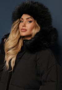 Renee - Czarna Kurtka Oversize z Futrzanym Kapturem Haduni. Kolor: czarny. Materiał: futro. Długość rękawa: długi rękaw. Długość: długie. Wzór: aplikacja. Sezon: zima