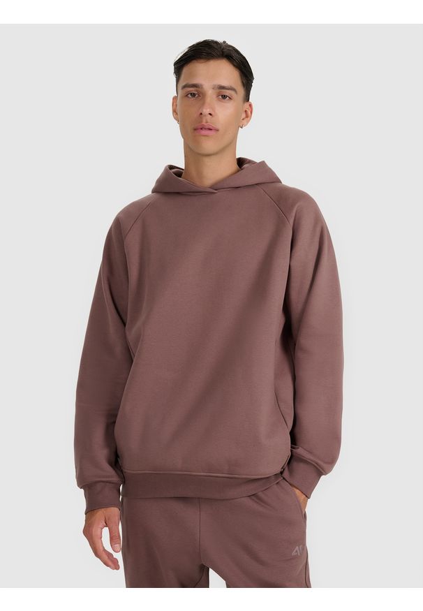 4f - 4F Bluza dresowa nierozpinana z kapturem męska - brązowa XL. Okazja: na co dzień. Typ kołnierza: kaptur. Kolor: brązowy. Materiał: dresówka. Długość rękawa: raglanowy rękaw. Styl: sportowy, casual