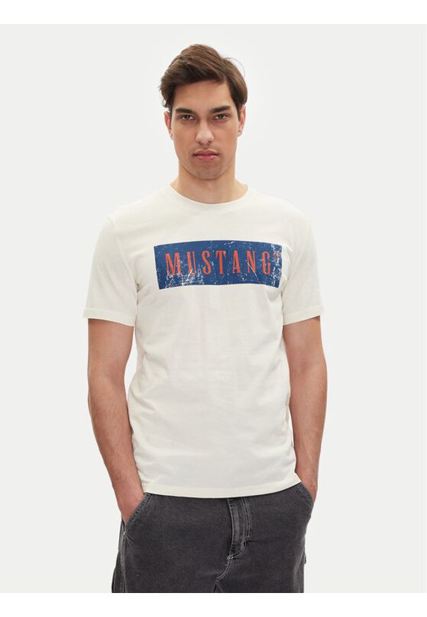 Mustang T-Shirt Austin 1016274 Biały Regular Fit. Kolor: biały. Materiał: bawełna