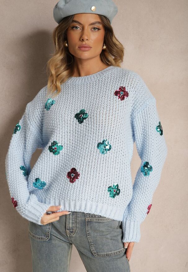 Renee - Jasnoniebieski Sweter z Wiskozą Zdobiony Cekinowymi Aplikacjami z Kwiatami Edalora. Okazja: na co dzień. Kolor: niebieski. Materiał: wiskoza. Długość rękawa: długi rękaw. Długość: długie. Wzór: kwiaty, aplikacja. Styl: elegancki, klasyczny, casual