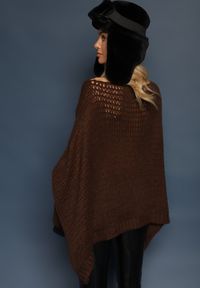 Renee - Brązowy Luźny Sweter Dzianinowy w Stylu Ponczo Nattava. Okazja: na co dzień. Typ kołnierza: dekolt w łódkę. Kolor: brązowy. Materiał: dzianina. Styl: wizytowy, elegancki, casual #3