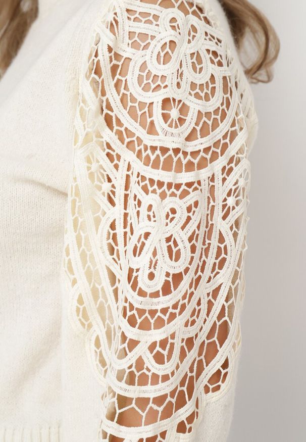Born2be - Jasnobeżowy Sweter z Ażurową Koronką Draelith. Kolor: beżowy. Materiał: koronka. Wzór: koronka, ażurowy