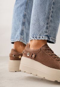 Born2be - Brązowe Skórzane Sneakersy na Platformie i Koturnie Zdobione Perforacją Peniesh. Okazja: na co dzień. Kolor: brązowy. Materiał: skóra. Wzór: aplikacja. Obcas: na koturnie #9