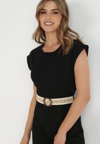 Born2be - Czarny Kombinezon z Paskiem Thalaera. Kolor: czarny. Materiał: dzianina, prążkowany. Długość rękawa: krótki rękaw. Długość: krótkie. Wzór: jednolity. Sezon: lato. Styl: boho #2