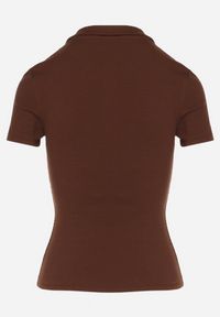 Born2be - Brązowy Bawełniany T-shirt Prążkowany Typu Polo z Guzikami Avelavia. Okazja: na co dzień. Typ kołnierza: polo. Kolor: brązowy. Materiał: prążkowany, bawełna. Styl: klasyczny, casual #6