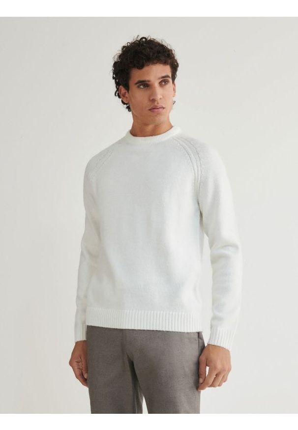 Reserved - Sweter z raglanowym rękawem - złamana biel. Materiał: wełna, dzianina. Długość rękawa: raglanowy rękaw